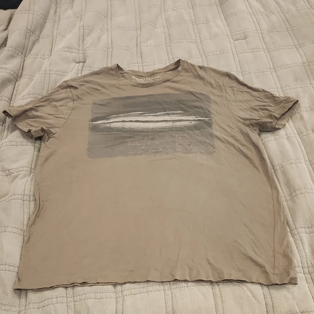 Banana Republic Men's Taupe Graphic Tee Size XL!
